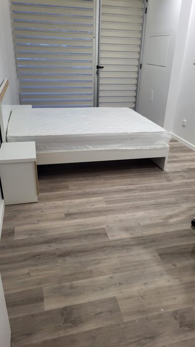 Cama completa com mesas de cabeceira