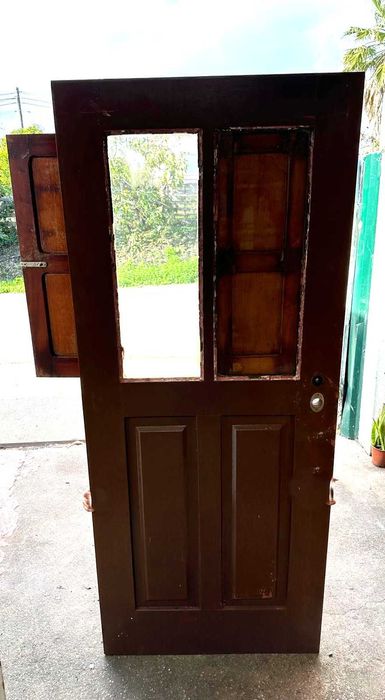 Portas antigas com postigo de exterior