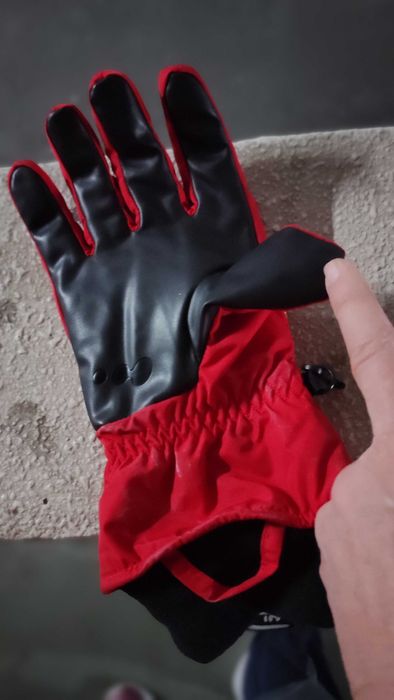 Luvas para a neve vermelhas