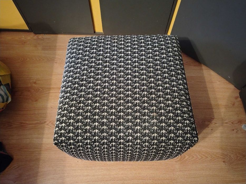 Czarno-biały Fotel z pufą