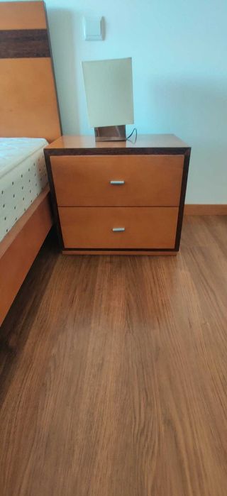 Cama de Casal em Madeira Maciça com Colchão + 2 Mesas de Cabeceira