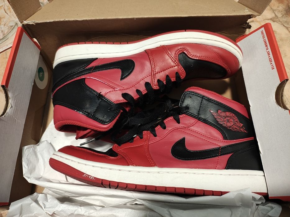 Nike Air Jordan 1 Mid Reverse Bred