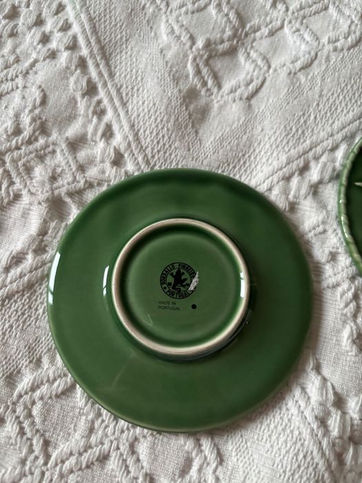 pratos pequenos/ pires bordallo pinheiro, verde com relevo de cenouras