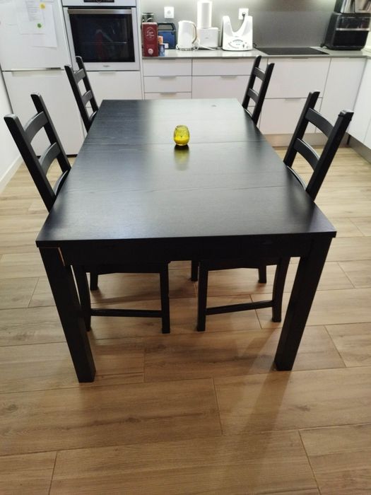Mesa de jantar e cadeiras