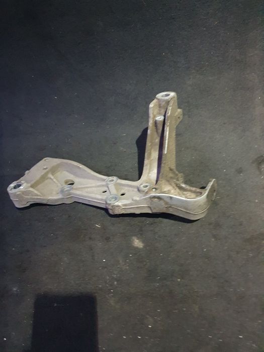 Łapa mocowanie wahacza VW Golf 5 6 touran lewy przód 1K0.199.295 E