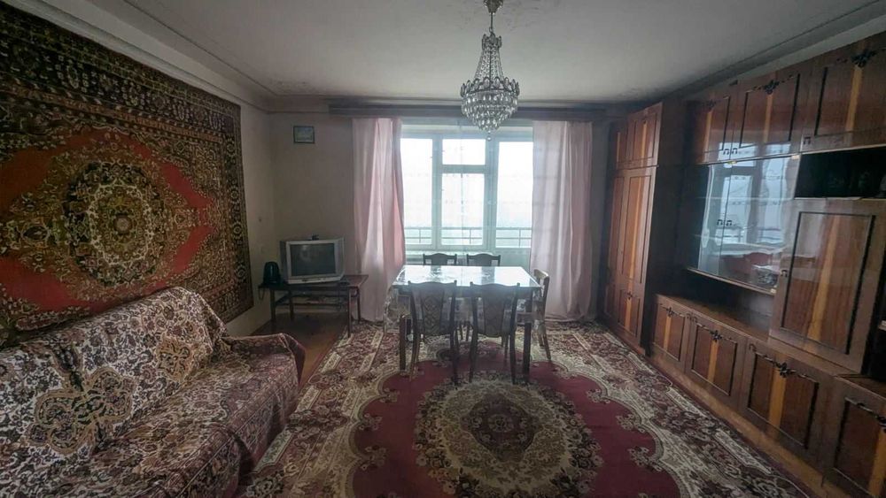 Продаж просторої 4-кімнатної квартири по вул. Пасічна.