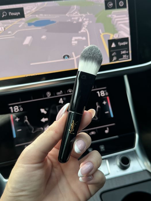 Пензлик плаский бренду YSL