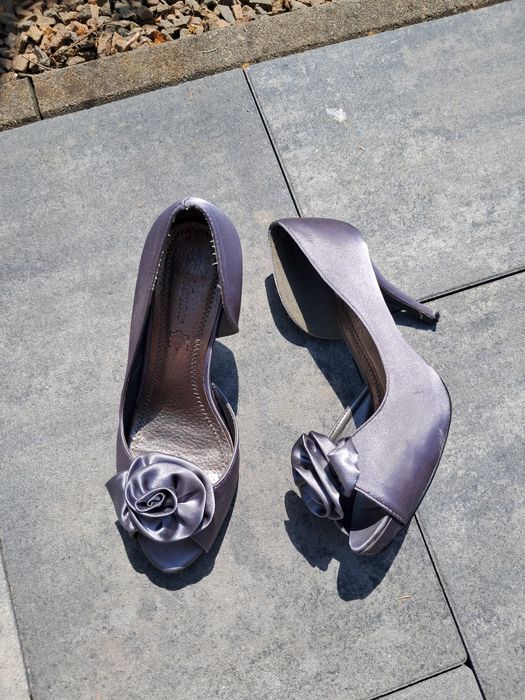 Satynowe buty na obcasie, Morano