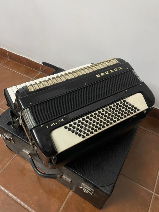 Vendo ou troco Acodeões Hohner Verdi II N e Scandalli