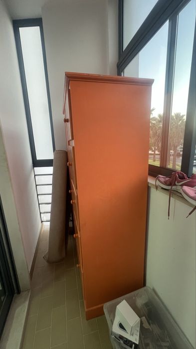 Roupeiro laranja com gavetas, madeira macisa e em muito bom estado