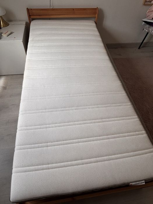 Cama solteiro Neiden IKEA(90*200) com estrado e colchão