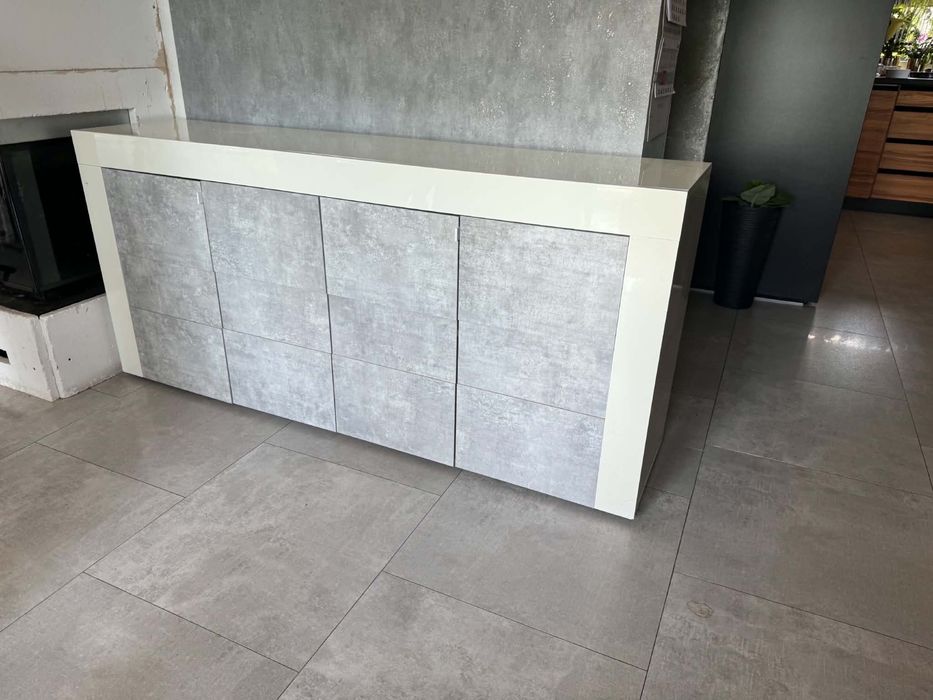 Komoda biała z frontami imitacji betonu