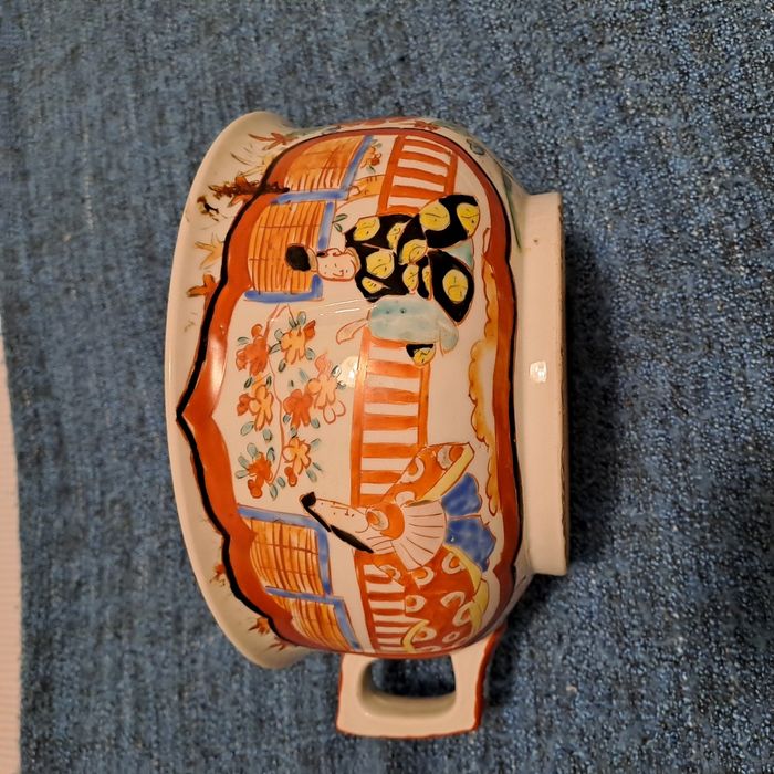 Bacio oriental com tampa, muito antigo em porcelana