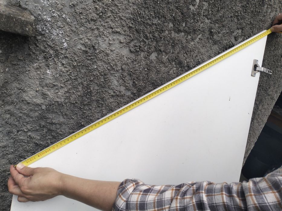 Porta branca para baixo de escadas