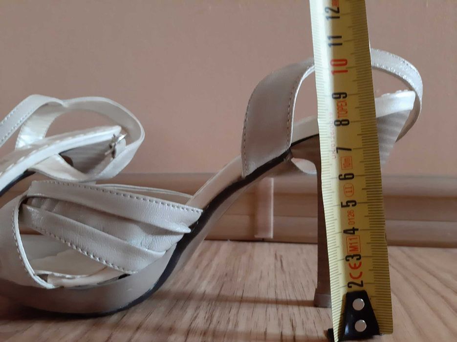 Buty jasne - szpilka