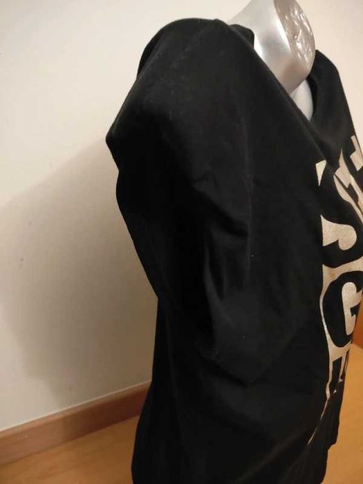 t-shirt da marca BB Co é uma peça de vestuário preta com uma estampagem metálica
