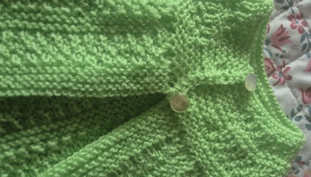 Casaco de malha feito a mão com carapins