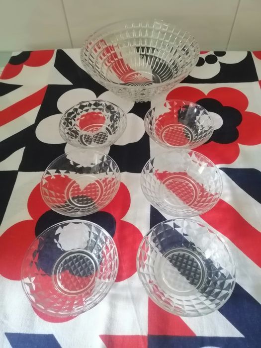 7 taças de fruta 6 pequenas e 1 grande+Candeeiro teto e mesa a