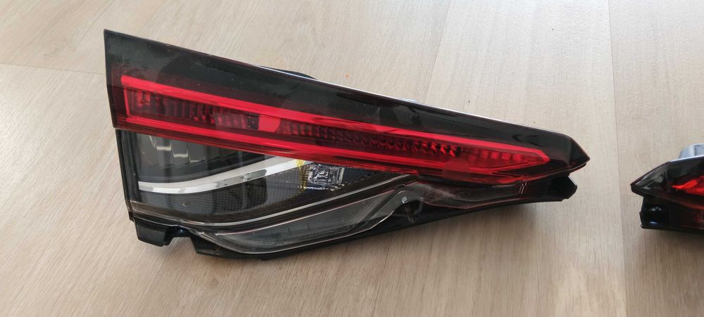 Toyota Corolla E21 sedan lampa tyln alewa prawa w klapę na żarówkę