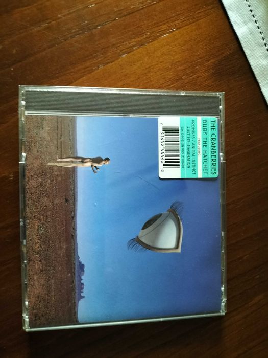 CD da banda The Cranberries - Bury The Hatchet em ótimo estado.