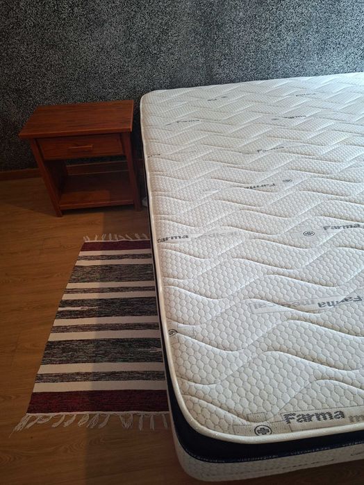Colchão mais Base e duas mesa de cabeceira casal