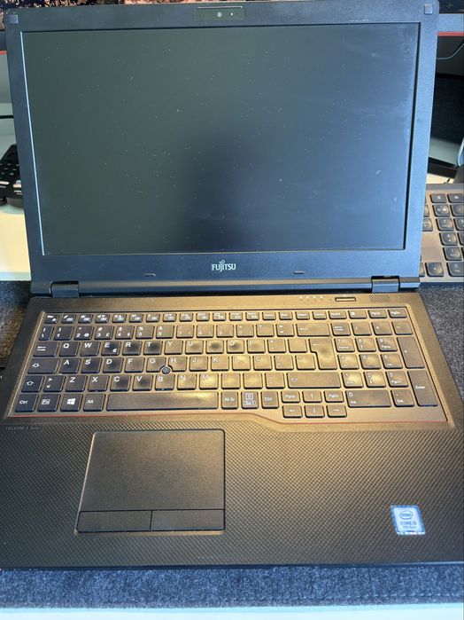 Portátil Fujitsu Lifebook E558 em bom estado de funcionamento.