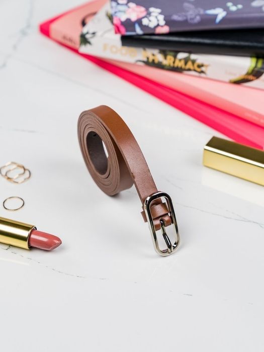 klasyczny pasek damski z metalową klamerką w srebrnym kolorze