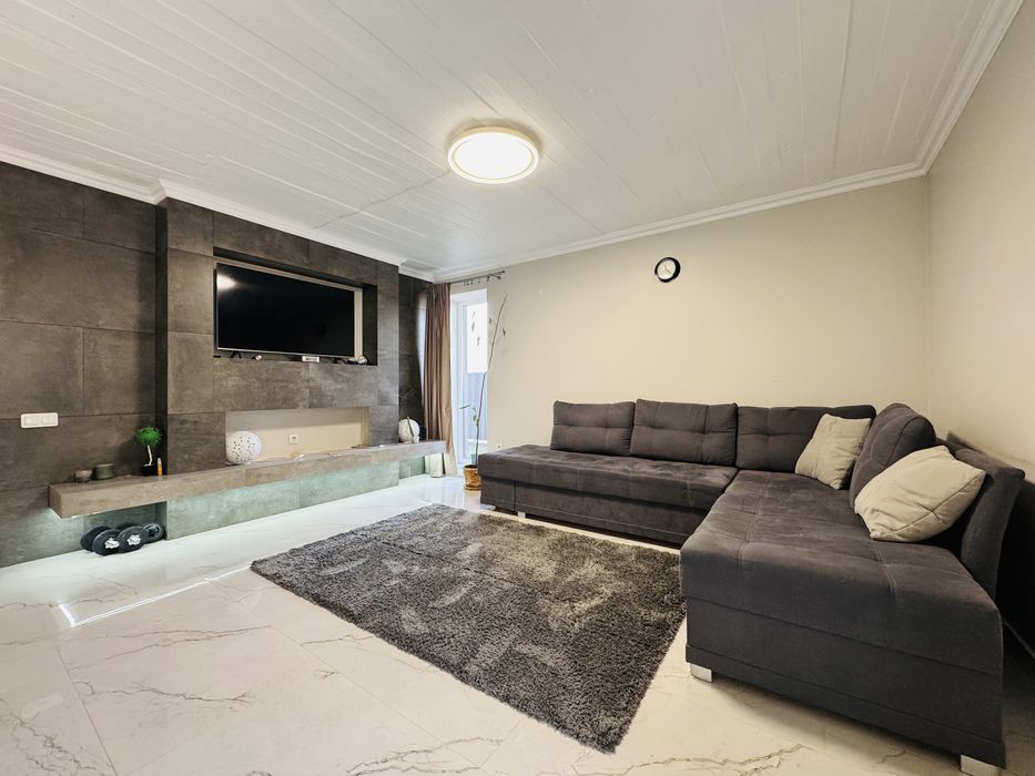 Котедж з Євроремонтом, Гаражем та задній Дворик -  Мальованка