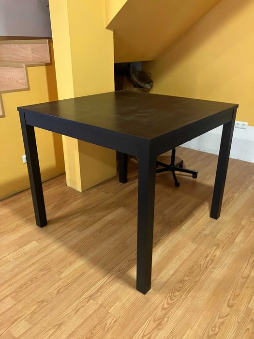 Mesa quadrada e alta preta IKEA