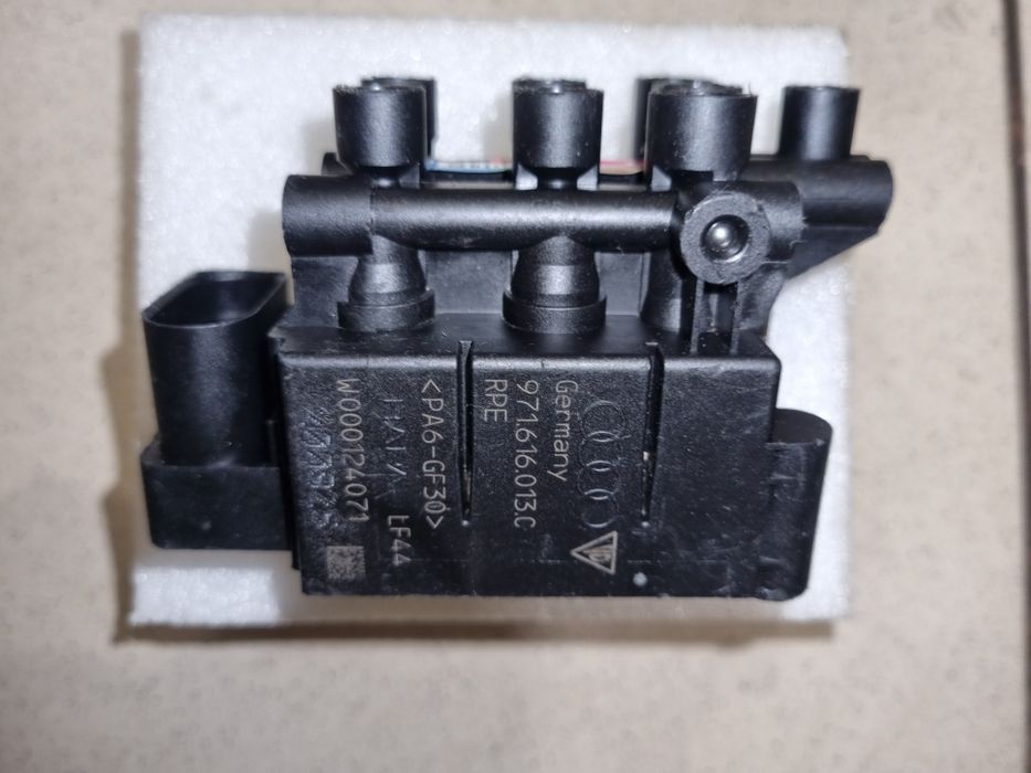 Блок клапанов пневмоподвески  AUDI, PORCHE, TESLA
