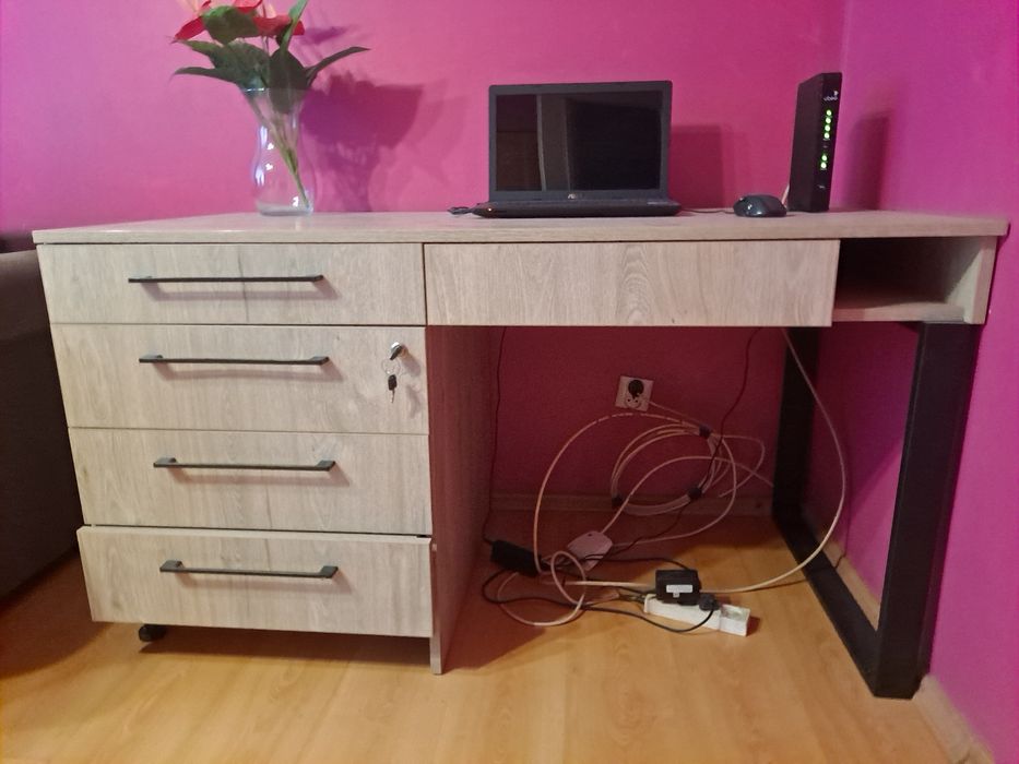Biurko jak nowe.