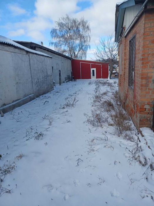 Продам в м.Мерефа магазин та ангар  з 9/25 житлового будинку