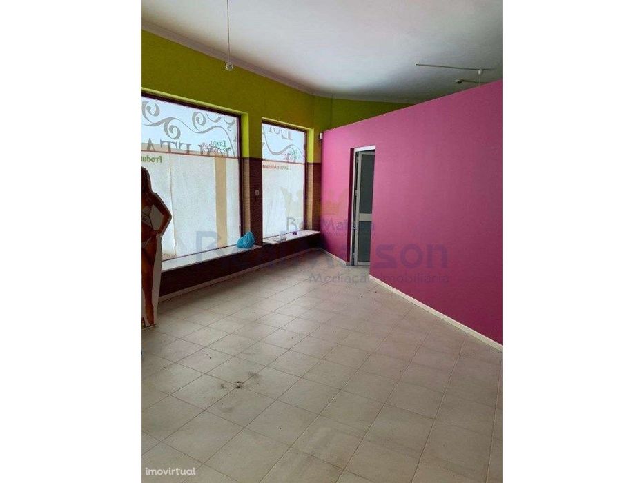 Arrenda-se Loja de rua em Ouressa - Mem Martins