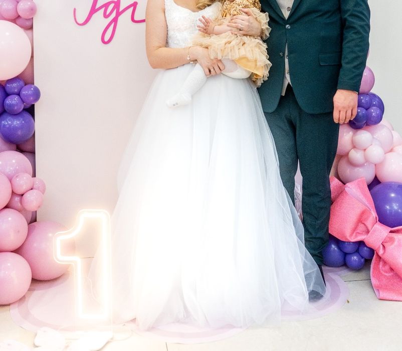 Piękna suknia ślubna biała z gorsetem i ornamentami