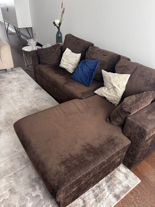 Sofa com chaisse de cor castanha