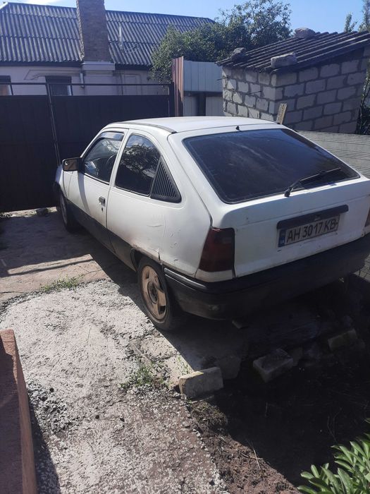 Продам опель кадет 1.3 бензин, 3-дверний на повном бойовом ходу, деталі за тел. 0972164473