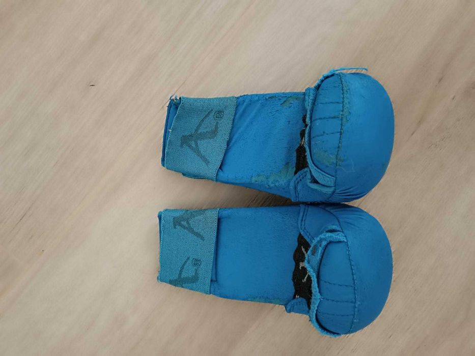 Luvas karate vermelhas e azuis