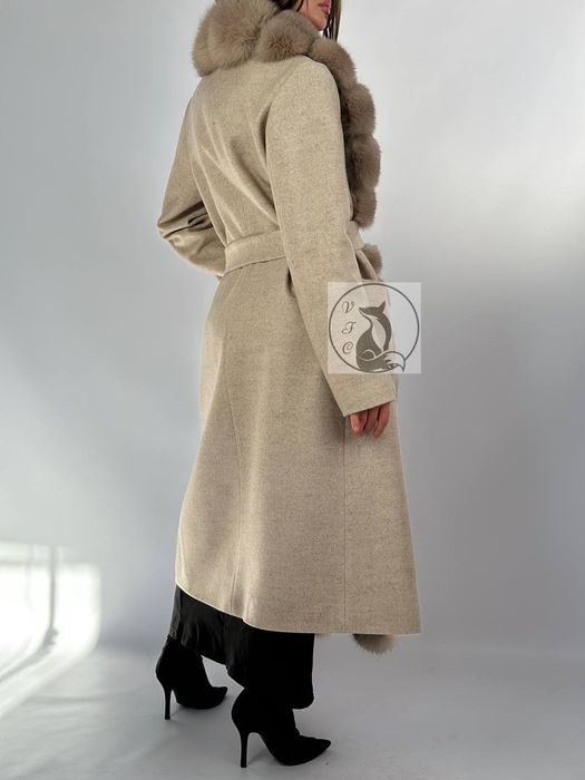 Пальто жіноче бежеве довге з натуральним хутром  песця. Розміри 42-54