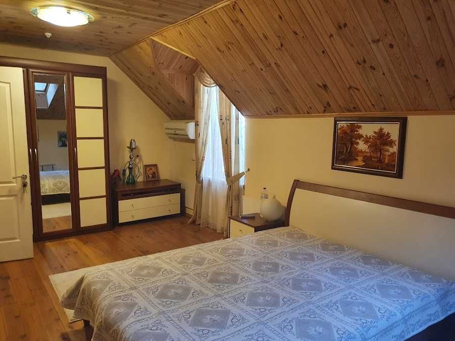 Подобова оренда сучасного будинку на березі Дніпра в сосновому лісі.