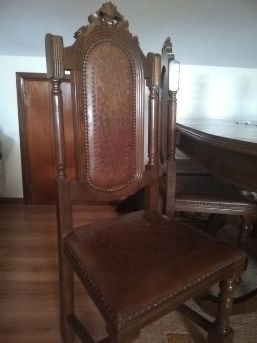 Mesa de jantar com 8 cadeiras de couro