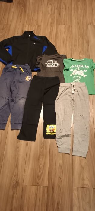 Zestaw ubrań i książek