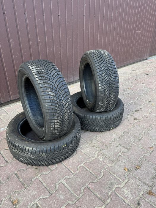 Komplet 205/55/16 good year vector4 gen.3