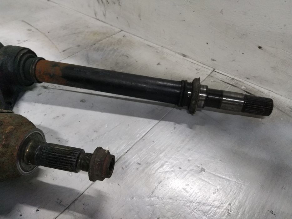 Полуось приводний вал Mazda 5 2.0д піввісь