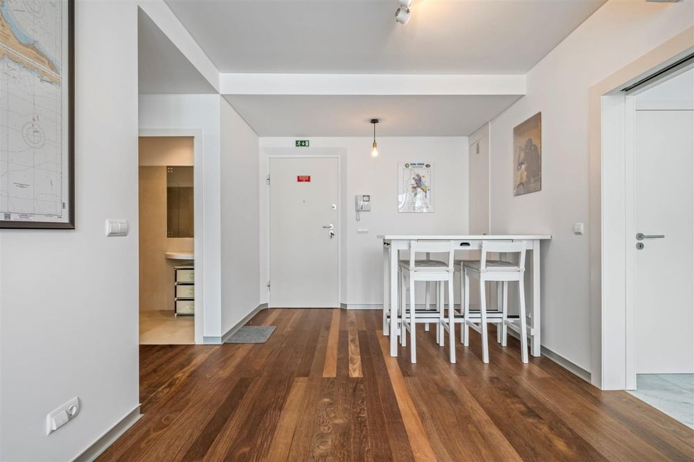 Mesa alta com 4 cadeiras. ( Ikea)