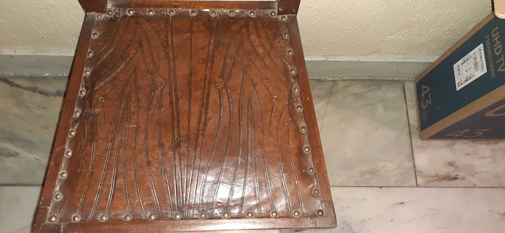 Cadeira Antiga c/ Tampo em Couro