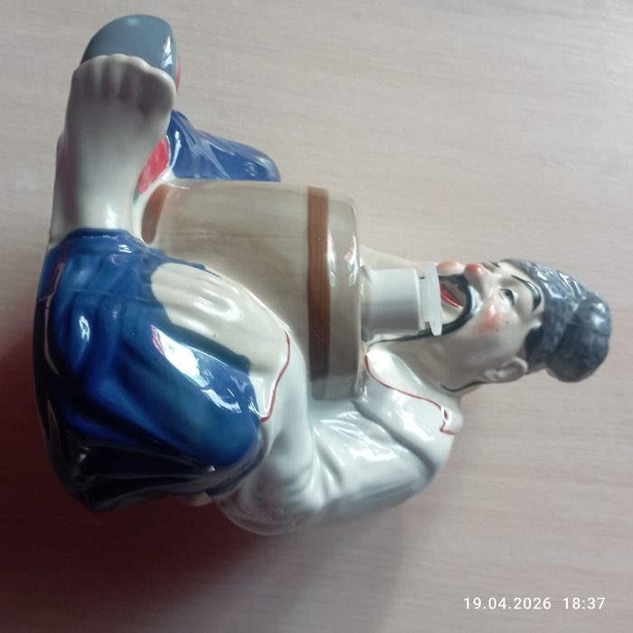 Статуетка порцелянова "Козак з бочкою"