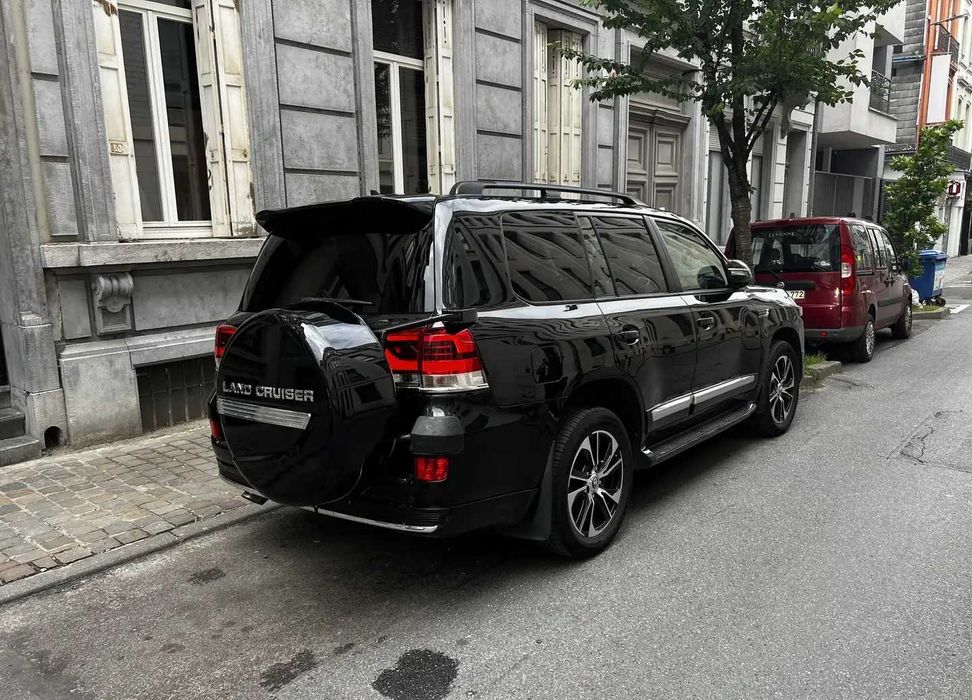 Toyota Land Cruiser 200 V8