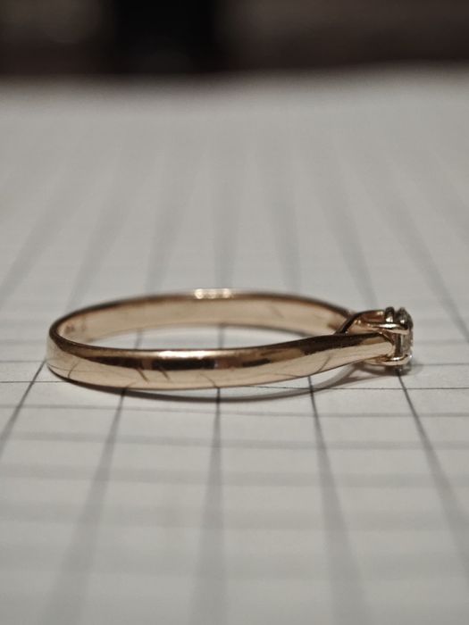 Золота каблучка, з діамантом,, 585 проба.