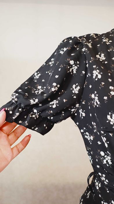 Nowa Piękna Sukienka z falbaną S/M Kopertowy Dekolt Kobieca i Stylowa