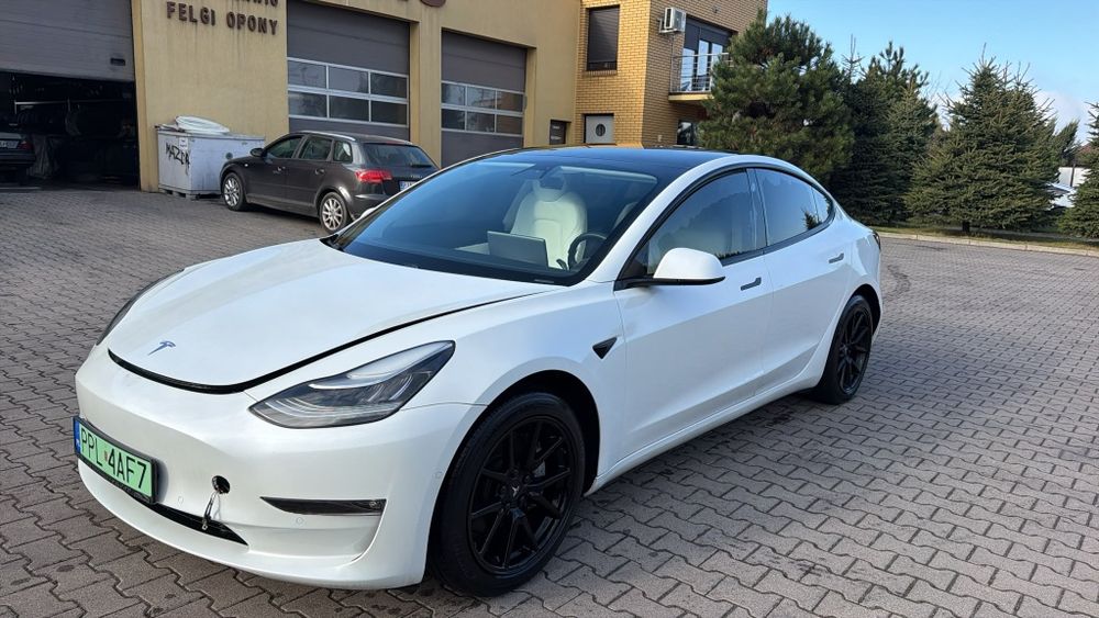 Tesla 3 rok 2021 niski przebieg 50 tys km